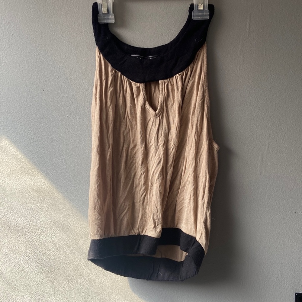 Completely strapless shirt, black along the neckline